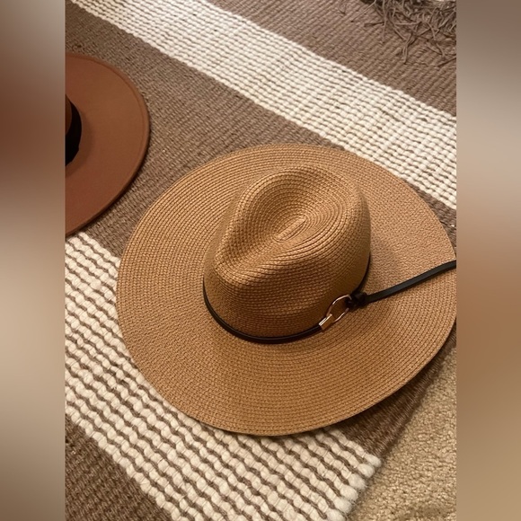 NEW Lulus Tan Beige Floppy Straw Hat with Black and Gold Detailing - Picture 4 of 4